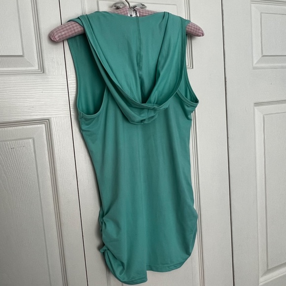 Sofibella Cinched Side Hooded Tennis Tank - Picture 6 of 8